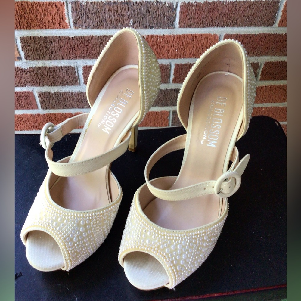 De Blossom Collection Ivory Pearl Adorned platform heels Size 6.5